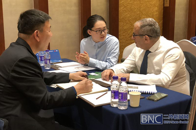 高級翻譯學院學生參與科技大會口譯服務實踐